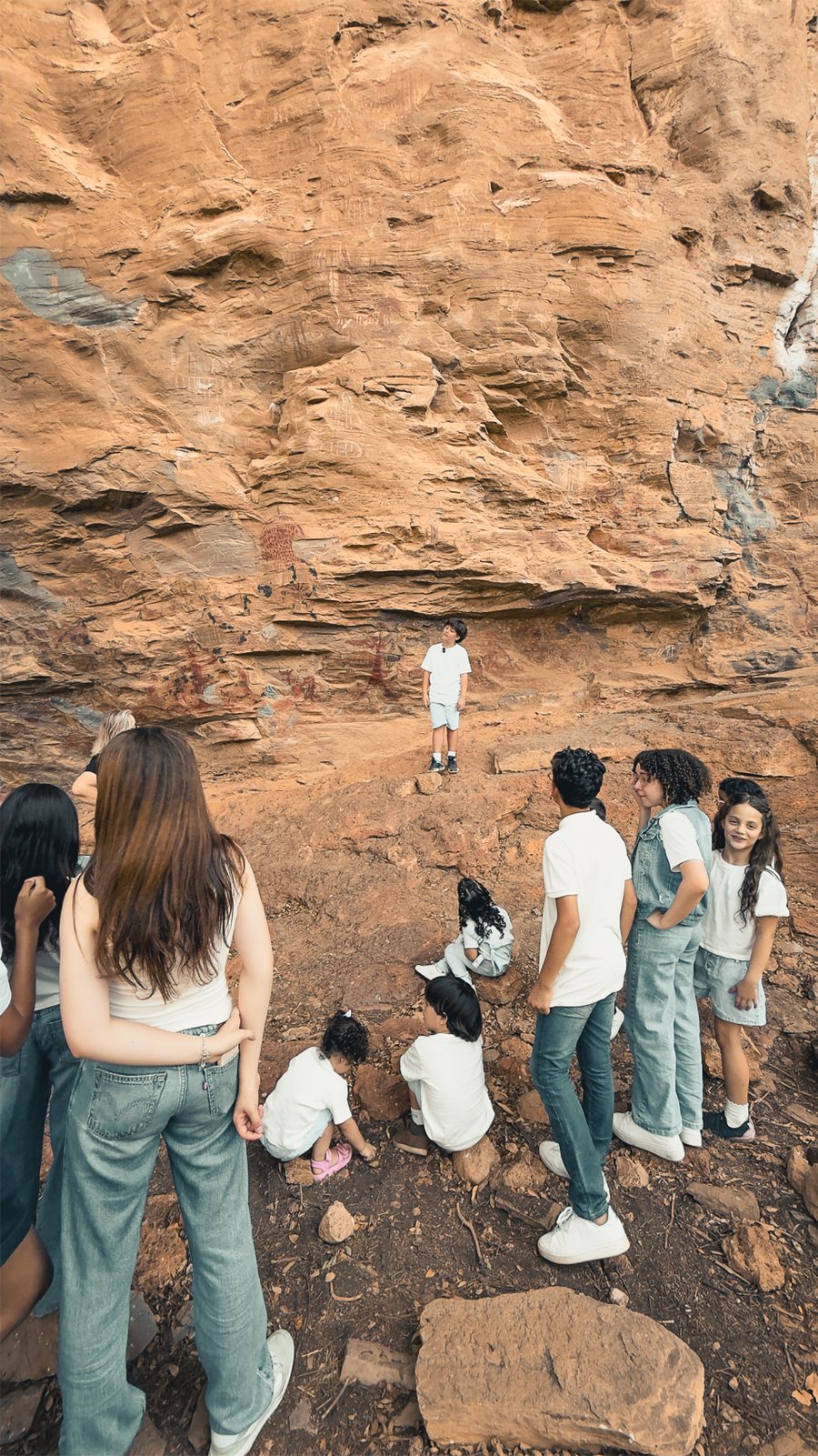 Família visitando o Paredão Rupestre