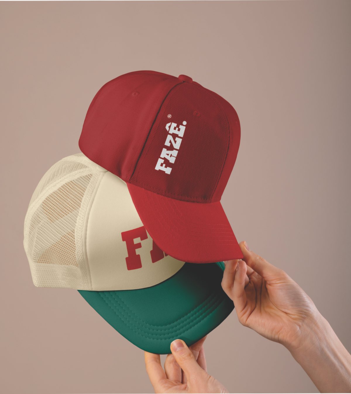 Bonés Fazê nas cores vermelho, bege e verde